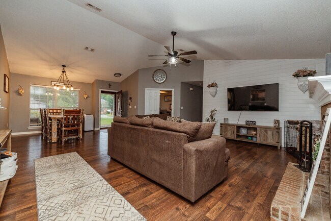 Building Photo - 425 Whirlaway Ct