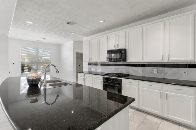 Building Photo - 1922 Lake Grayson Dr