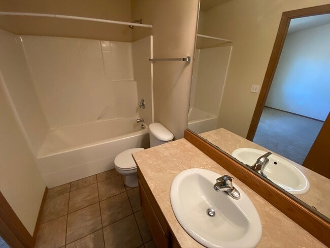 Building Photo - BONUS RENT SPECIAL! 3 Bedroom, 2 Bath Home for September Rent!