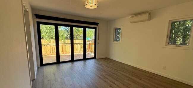 Building Photo - Well-cared-for home with strong curb appeal and quality updates in Southeast Portland.