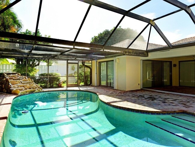 Building Photo - 5979 Pinebrook Dr