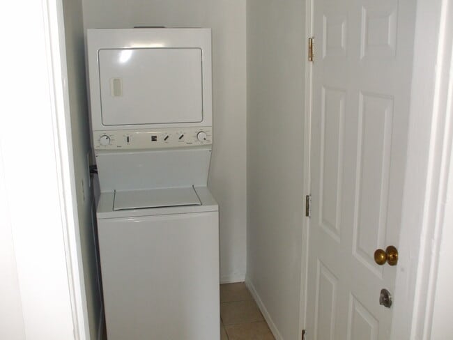 Building Photo - 700 E 11th Ave