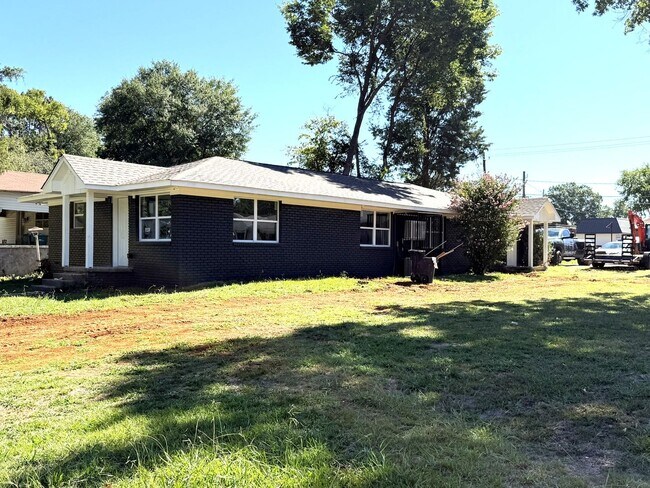 Building Photo - 2 bed, 1 bath, 1 level with large yard