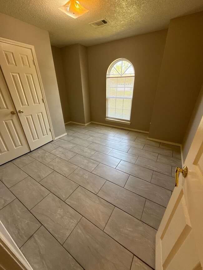 Building Photo - 3 bed, 2 bath, 2 car garage House, yard care included