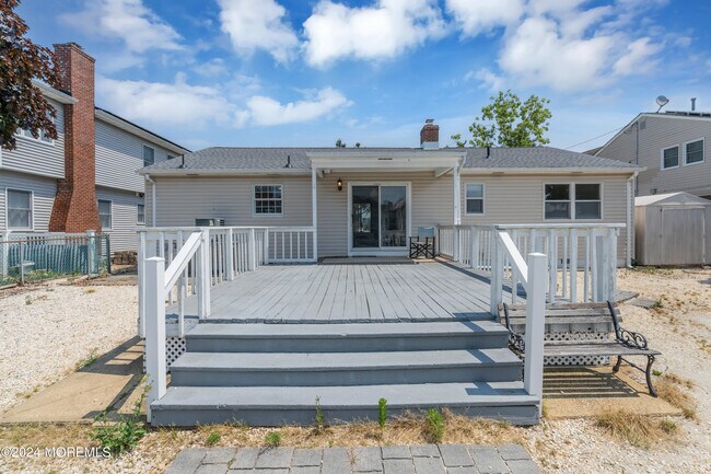 Building Photo - 205 S Shore Dr