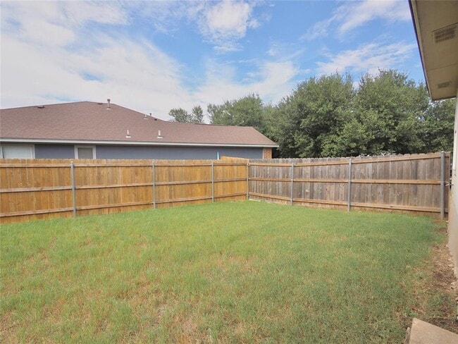 Building Photo - 321 Juniper Dr
