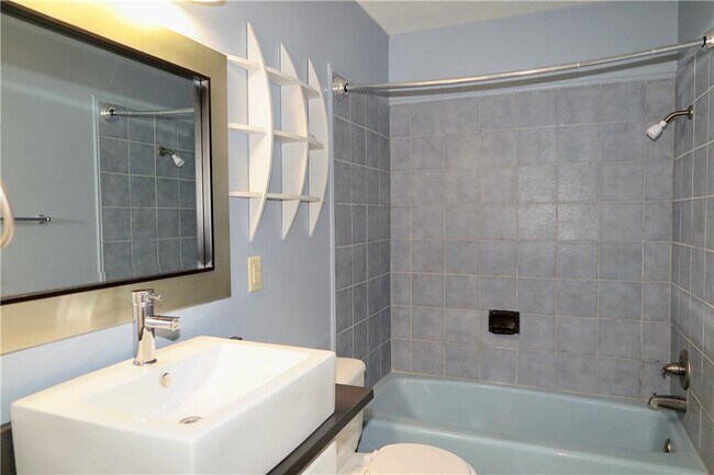 Building Photo - 201 Norwood St W