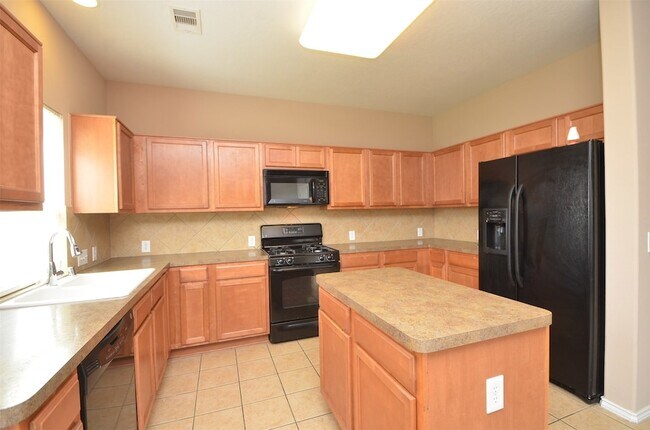 Building Photo - 915 Butterfly Ln