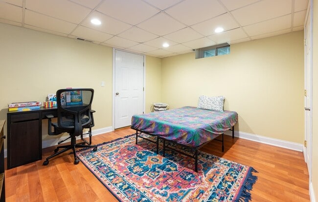 Building Photo - 4 Lowther Pl