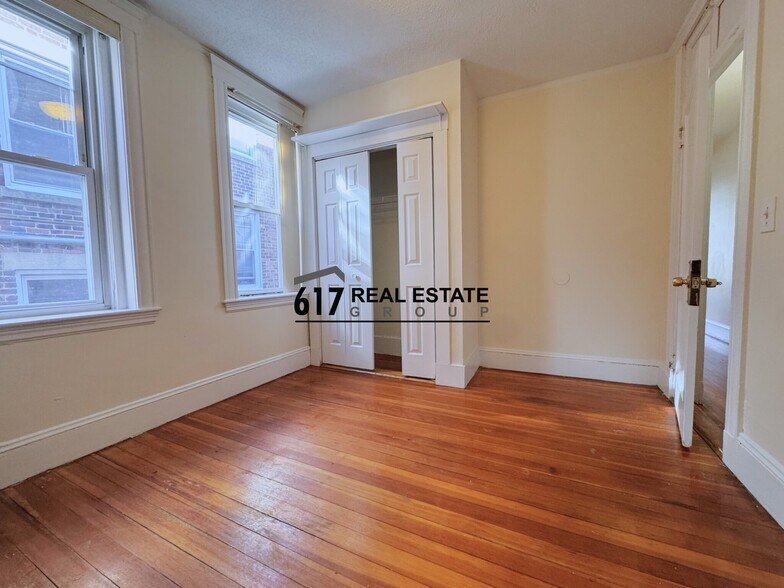 Building Photo - 15 Barrows St