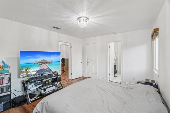 Building Photo - 5801 Thunderbird St