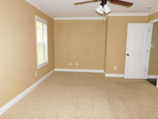 Building Photo - 4 bedroom in Crestwood-convenient location