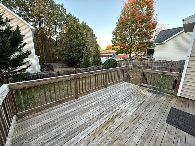 Building Photo - HUGE 5 Bedroom 3 Stroy Home with Fenced in...