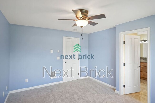 Building Photo - 4650 NE 3rd Ln