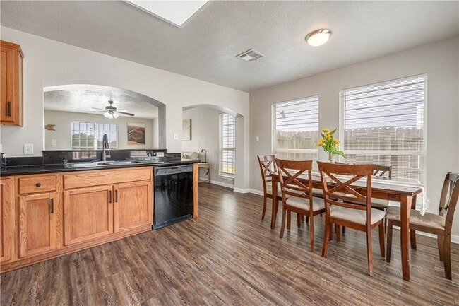 Building Photo - 2919 McLaren Dr