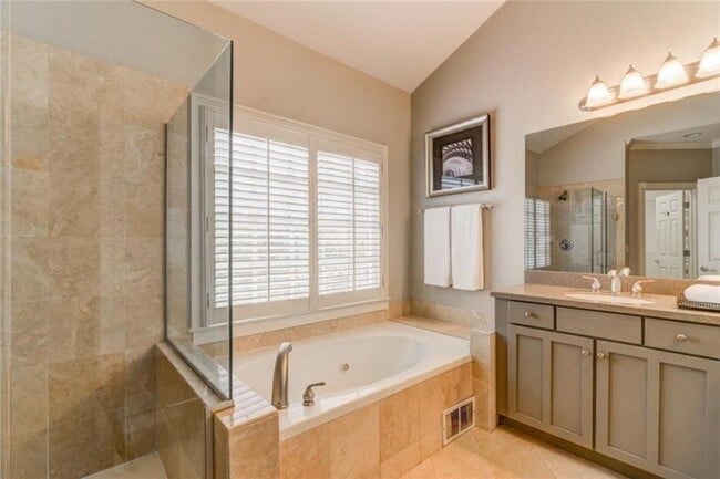 Building Photo - 704 Longleaf Dr NE