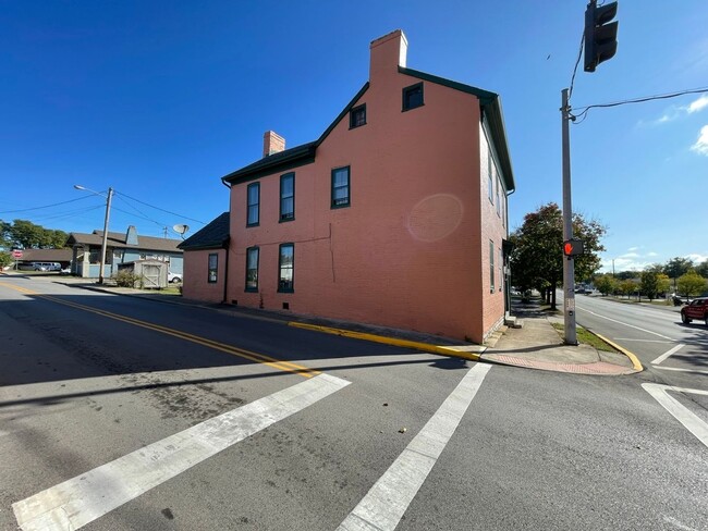 Building Photo - Huge House or Commercial Office Downtown