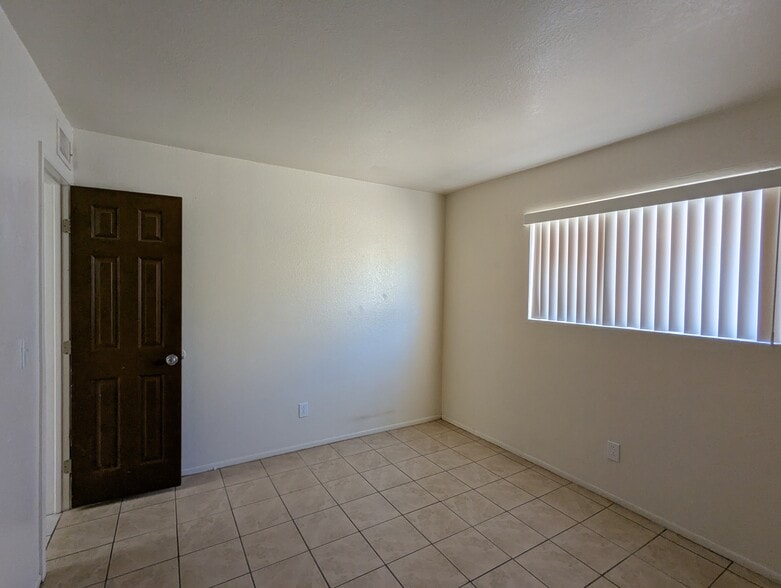 Building Photo - 1477 E 27th Ave