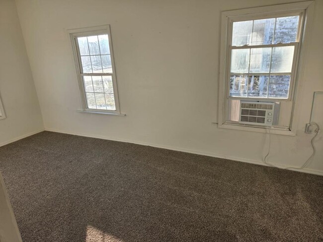 Building Photo - 605 Ivanhoe St