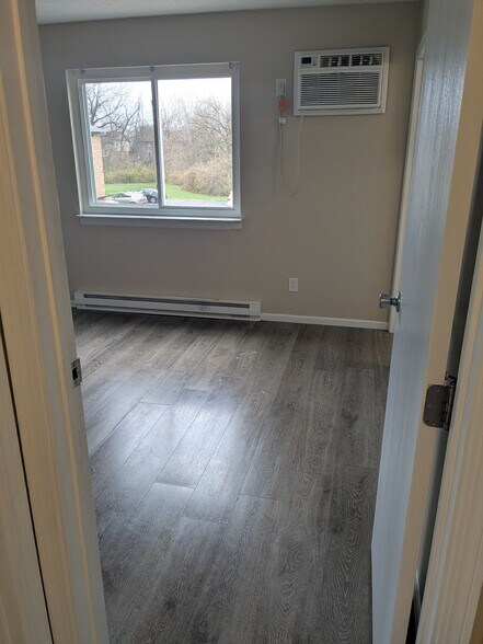 Master Bedroom - 5350 Camelot Dr