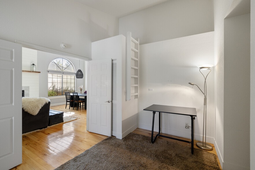 Building Photo - 1557 Bramble Ct