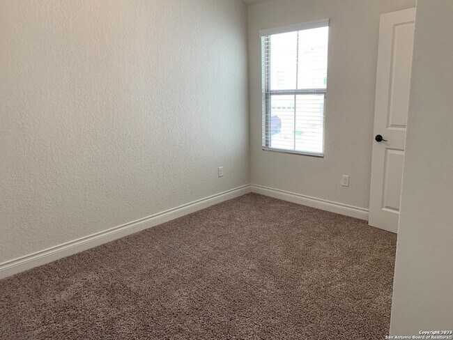 Building Photo - 333 Untermaier St