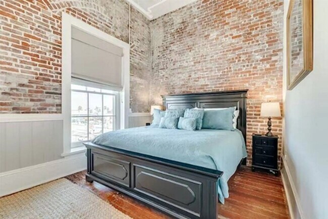 Building Photo - 2010 The Strand