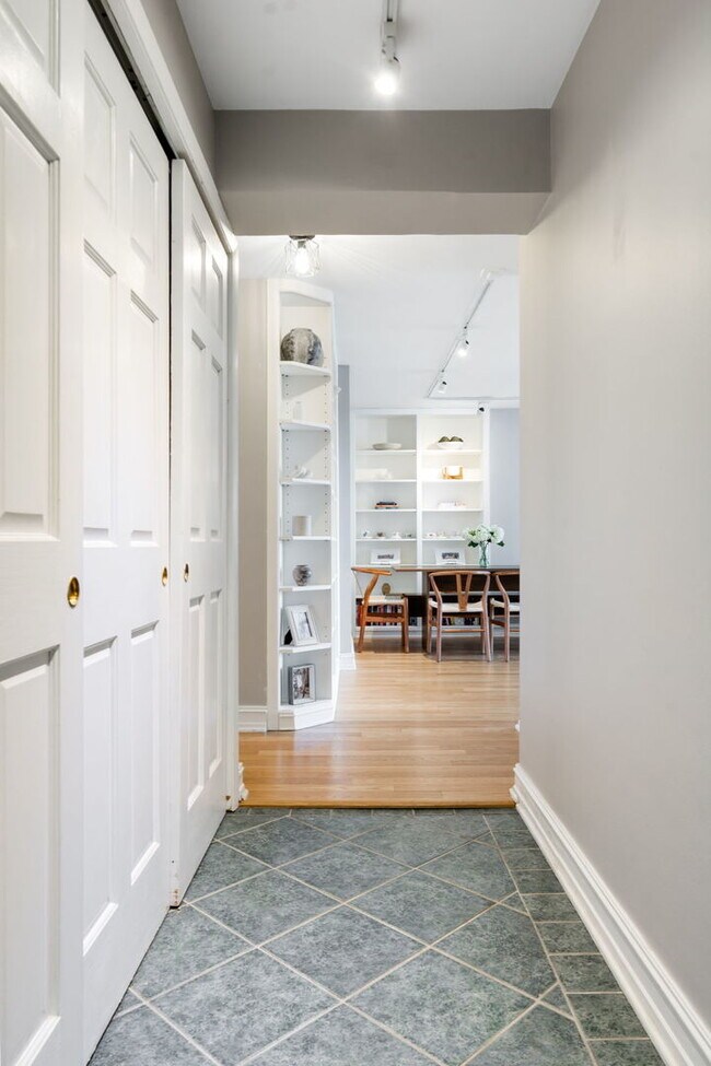 Building Photo - 2909 N Sheridan Rd