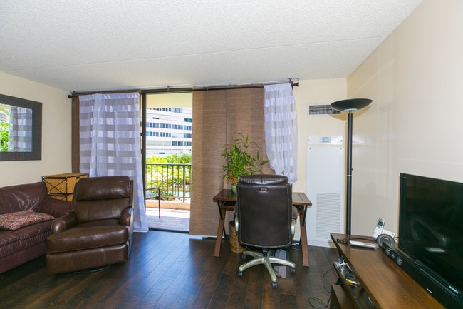 Building Photo - 411 Hobron Ln