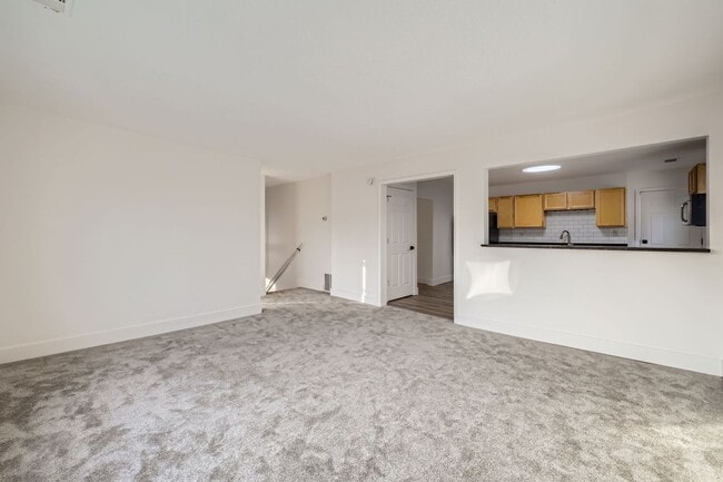 Building Photo - 2 bed/1 bath updated duplex