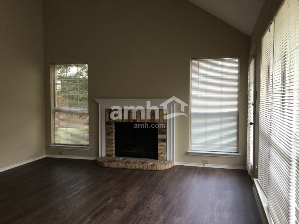 Building Photo - 923 Plantation Dr
