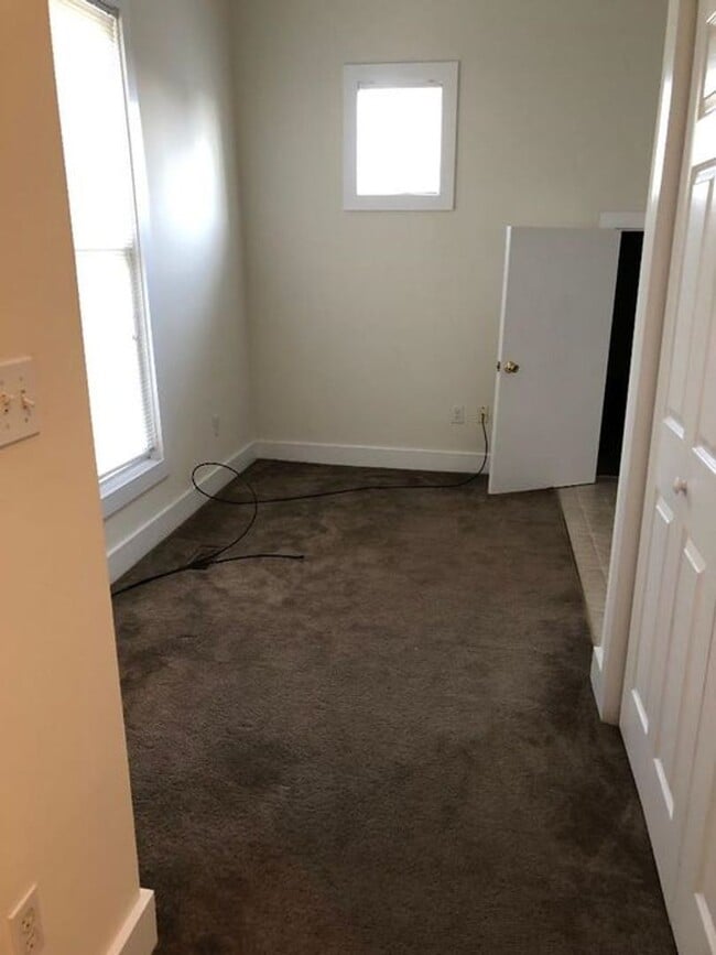 Building Photo - 1 bedroom with den