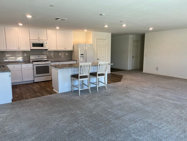 Building Photo - 3 Bedroom Plus Bonus Room Single Family Ho...