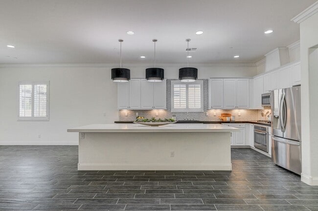 Building Photo - Luxury Single Story 3 Bedroom!