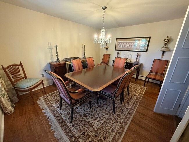 Building Photo - 506 Roslyn Pl