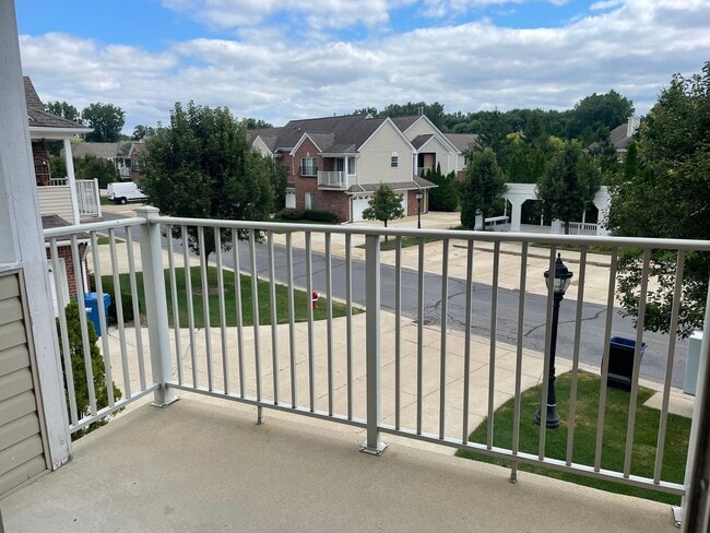 Building Photo - Shelby Twp 2-Bedroom,2-Bath, attached gara...