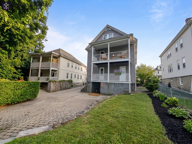 Building Photo - 94 Boylston St