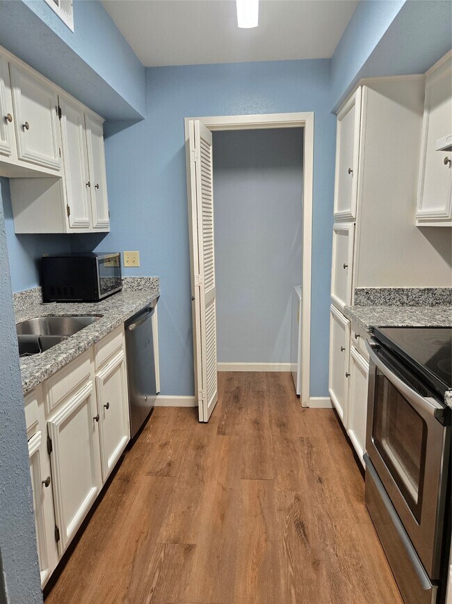 Building Photo - 6602 Harbor Town Dr
