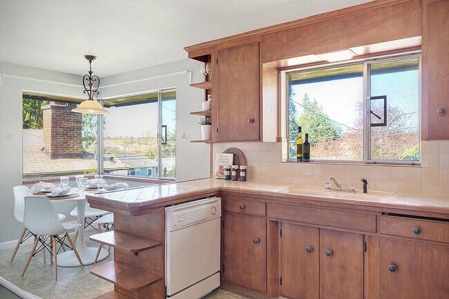 Building Photo - Mid Century Modern in Maple Leaf