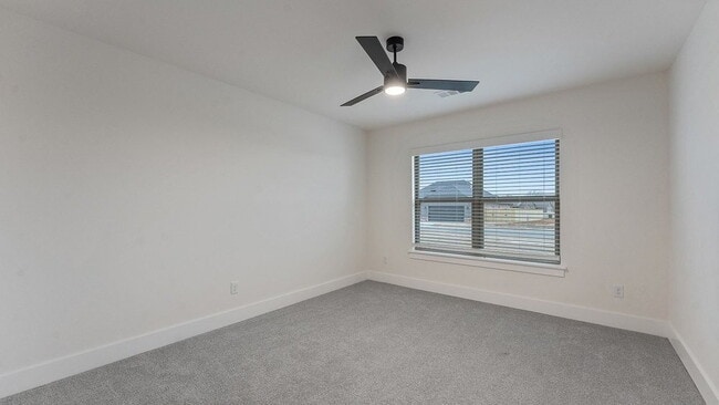 Building Photo - "Charming 3-Bedroom Retreat with Granite Finishes & Cozy Fireplace in Farmington!"