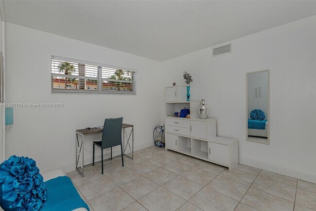 Building Photo - 9410 N Hollybrook Lake Dr