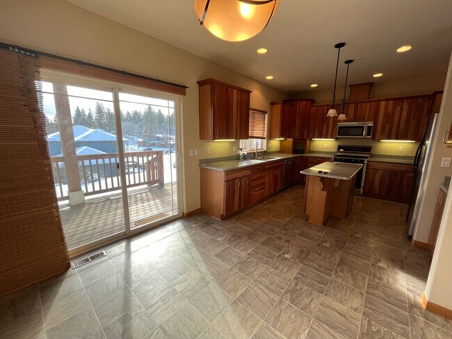 Building Photo - Spacious 3 Bed/3.5 Bath Home with Two Prim...
