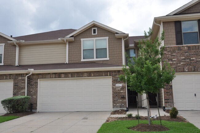 Building Photo - 16025 Summerville Lake Dr
