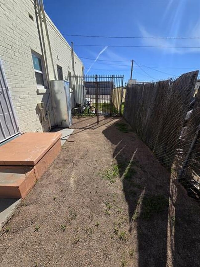 Building Photo - 818 S Arizona Ave