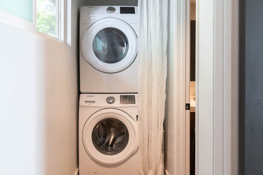 Full-sized laundry - 5955 Fern St