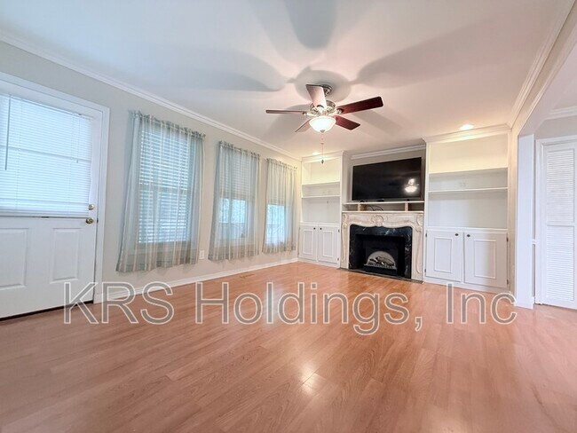 Building Photo - 715 White Oak Dr