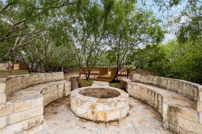Building Photo - 12304 Lakeview Dr