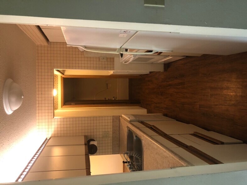 Building Photo - 906 Benton Dr
