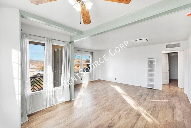 Building Photo - 1040 Flora St