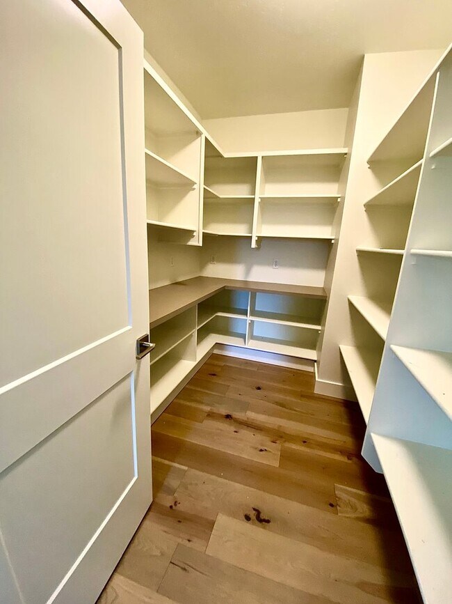 Building Photo - Beautiful Custom 6 Bedroom (2 Primary Bedrooms!) +Office located in NW Meridian